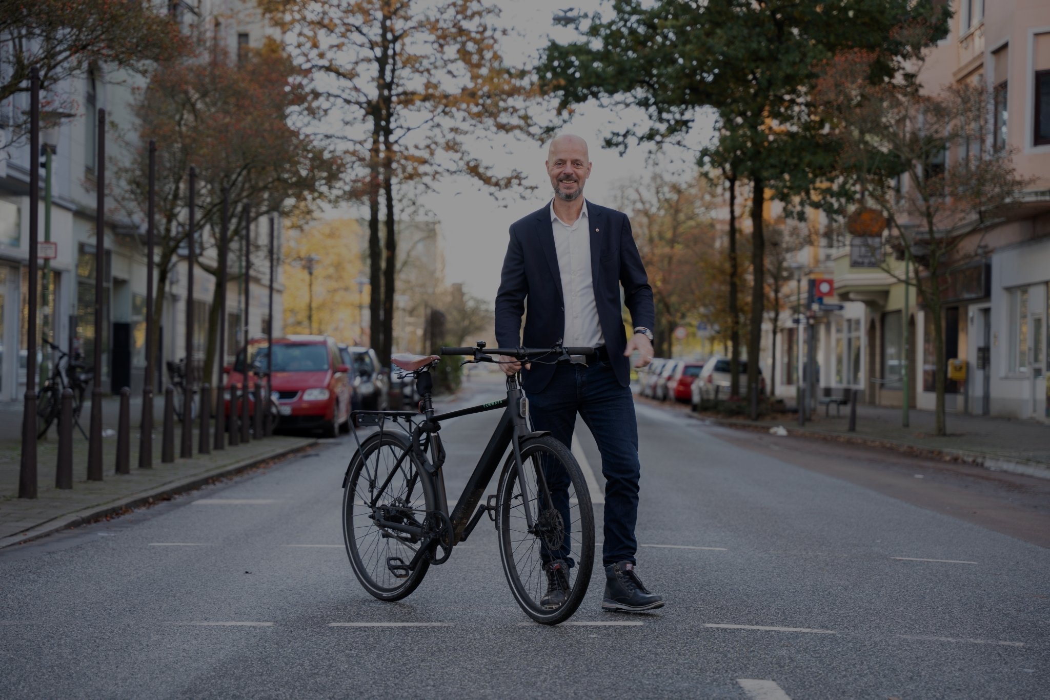 Michael Labetzke mit Fahrrad auf der Straße